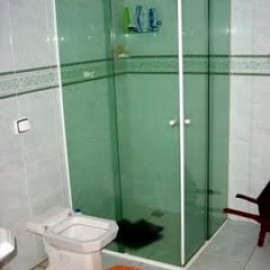 Vidro Verde de 8mm temperado e kit de Aluminio Branco.