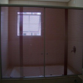 Vidro de 8mm Temperado Serigrafado com faixas vermelhas e kit de Aluminio Fosco.