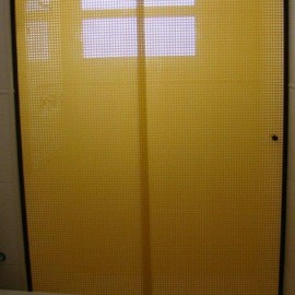 Vidro de 8mm Temperado Serigrafado com faixas amarelas e kit de Aluminio Preto.