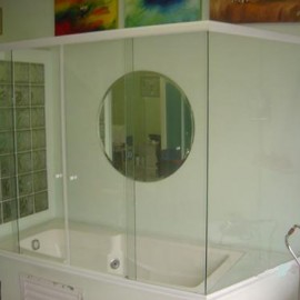 Next Vidro Incolor de 8mm temperado e kit de Aluminio Branco.