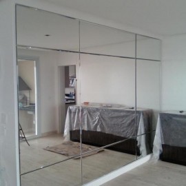 Painel de espelhos de 4mm com bisotê.
