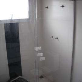 Vidro Incolor de 8mm temperado.