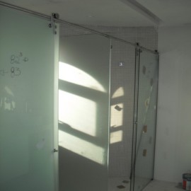 Vidro Acidato e Incolor de 8mm temperado.